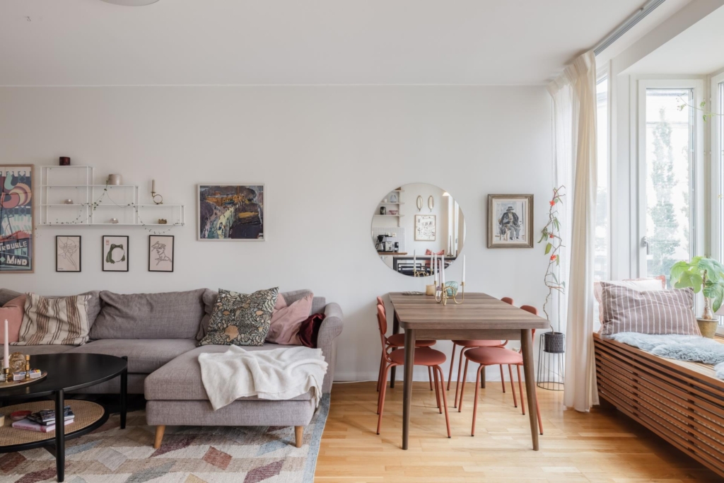 Genomgående och smakfull trea med öppen planlösning samt stor balkong. Garage i huset (ledigt*).