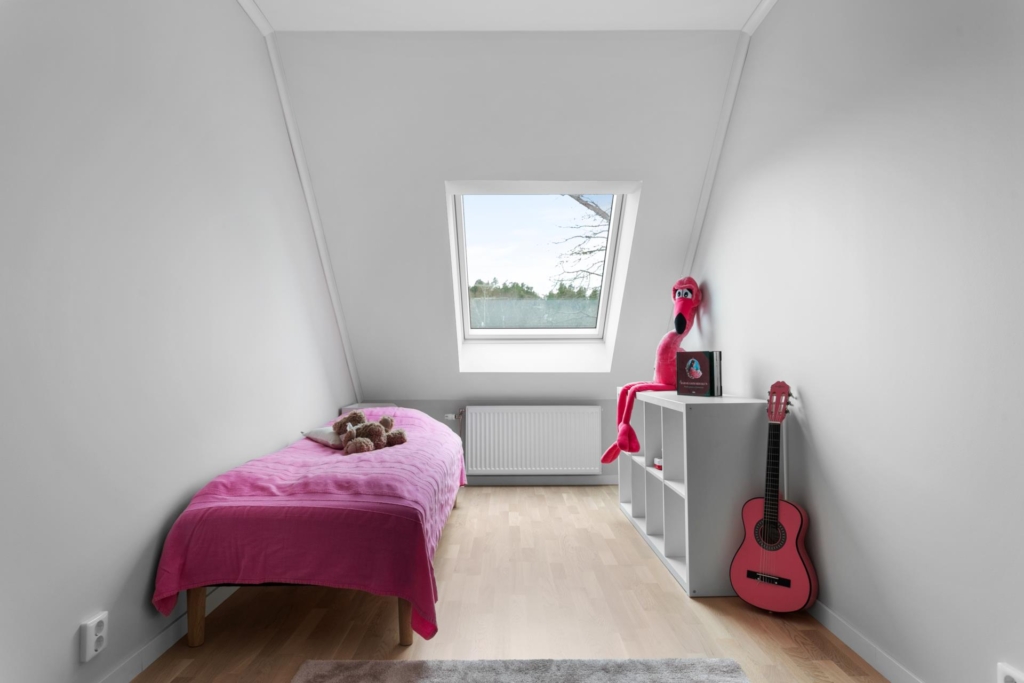 Lättskött friköpt Town House (ej BRF – ej månadsavgift) med mycket fina materialval och högt i tak.