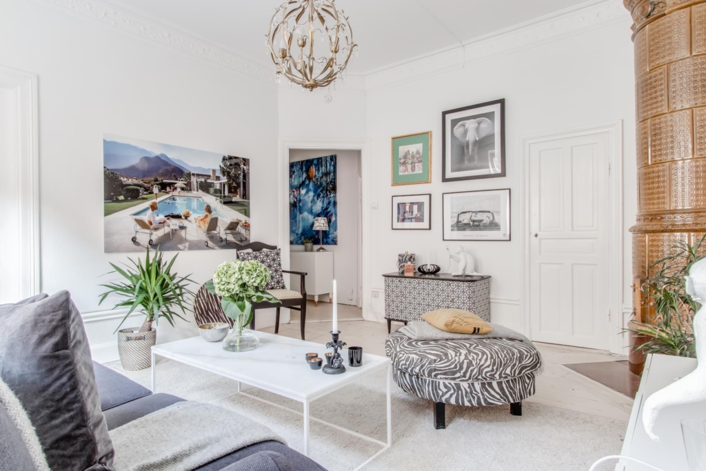 Välkommen till en spatiös, härlig tvåa, mycket fint renoverad med bevarad sekelskifteskaraktär.