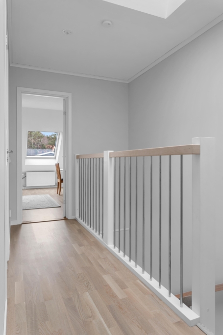 Lättskött friköpt Town House (ej BRF – ej månadsavgift) med mycket fina materialval och högt i tak.