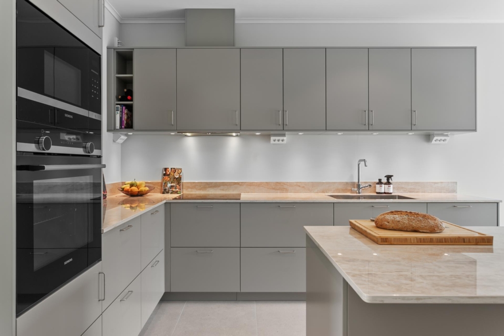 Lättskött friköpt Town House (ej BRF – ej månadsavgift) med mycket fina materialval och högt i tak.