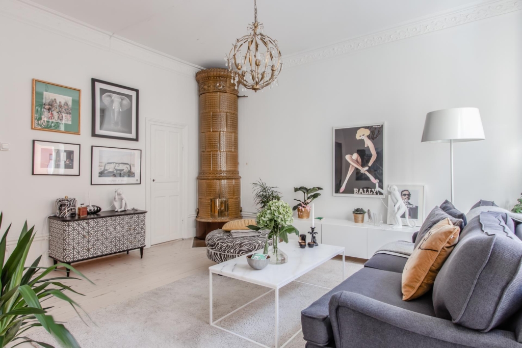 Välkommen till en spatiös, härlig tvåa, mycket fint renoverad med bevarad sekelskifteskaraktär.