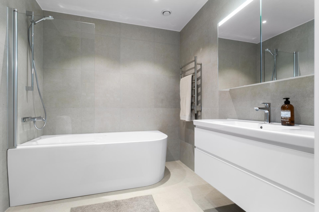 Lättskött friköpt Town House (ej BRF – ej månadsavgift) med mycket fina materialval och högt i tak.