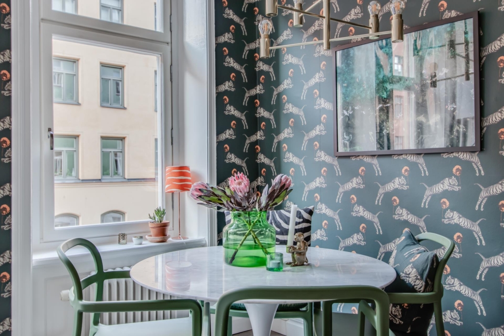 Välkommen till en spatiös, härlig tvåa, mycket fint renoverad med bevarad sekelskifteskaraktär.