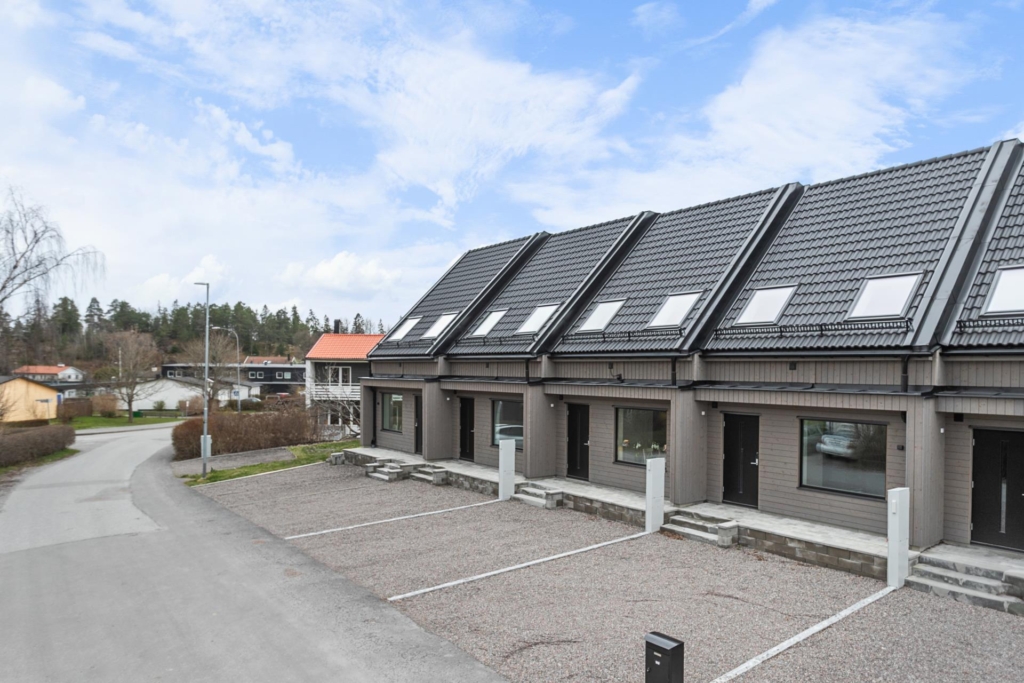 Lättskött friköpt Town House (ej BRF – ej månadsavgift) med mycket fina materialval och högt i tak.
