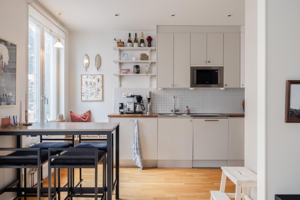 Genomgående och smakfull trea med öppen planlösning samt stor balkong. Garage i huset (ledigt*).