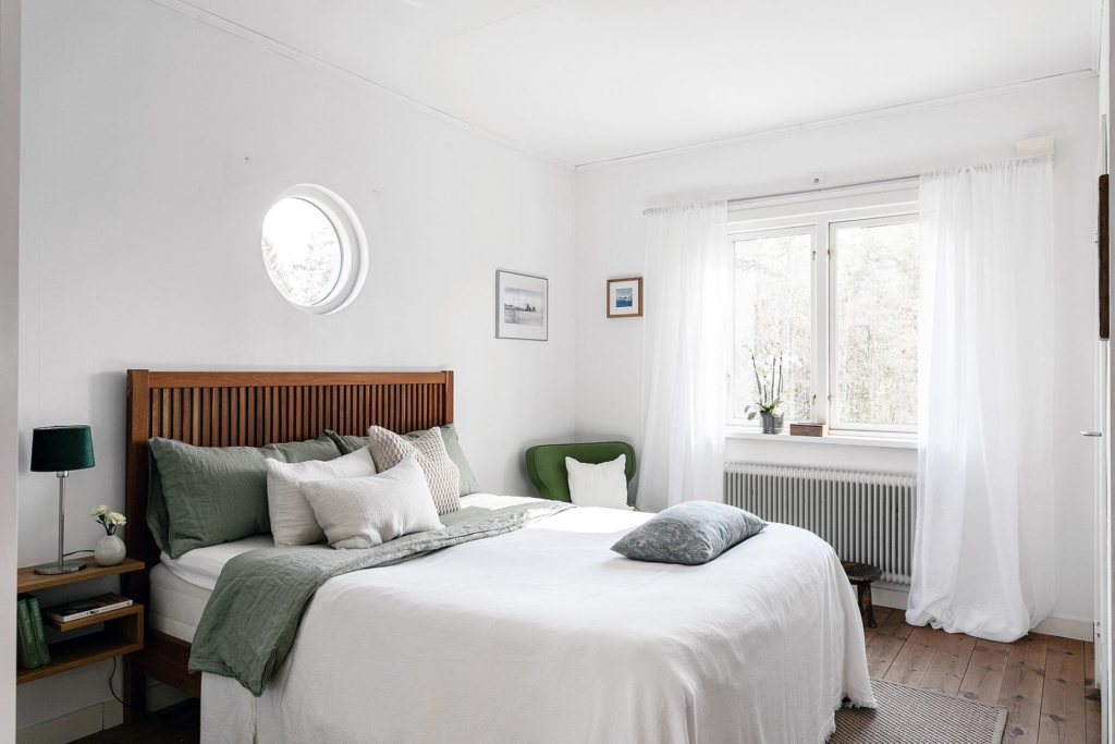Topprenoverad funkisdröm med 7 rum och skogsnära läge.