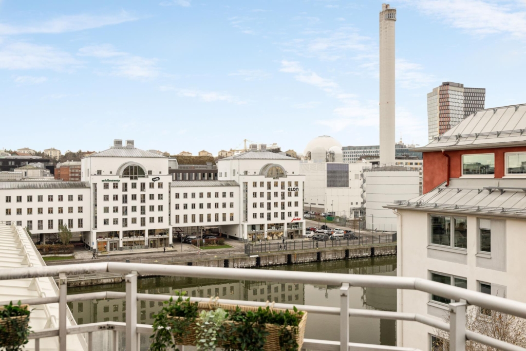 Högt läge med stor, solig terrass och härlig sjöutsikt!