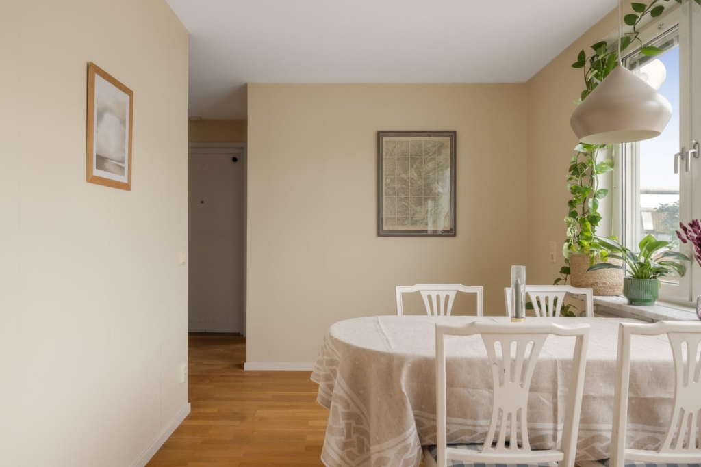 Högt läge med stor, solig terrass och härlig sjöutsikt!