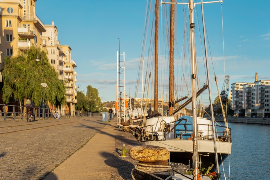 Högt läge med stor, solig terrass och härlig sjöutsikt!