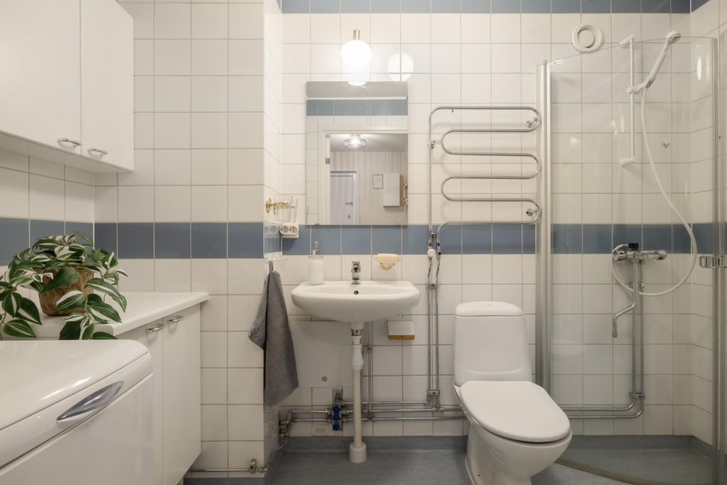 Högt läge med stor, solig terrass och härlig sjöutsikt!