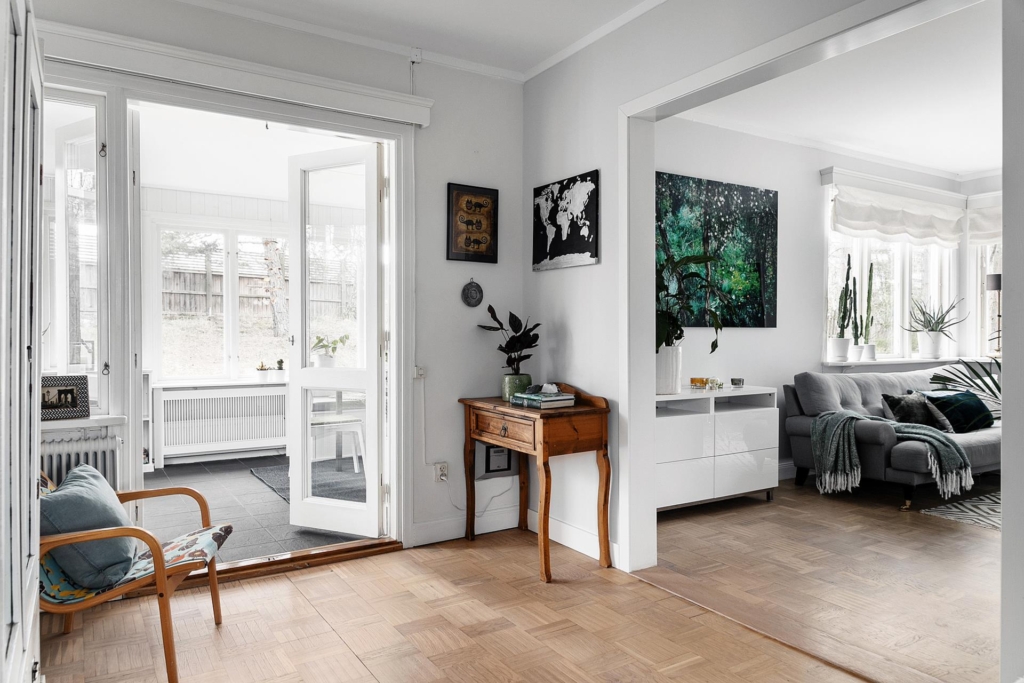 Topprenoverad funkisdröm med 7 rum och skogsnära läge.