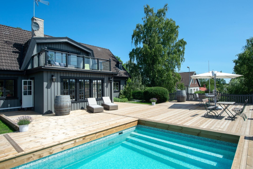 Rustik, välrenoverad villa 7 rum och enormt pooldäck!