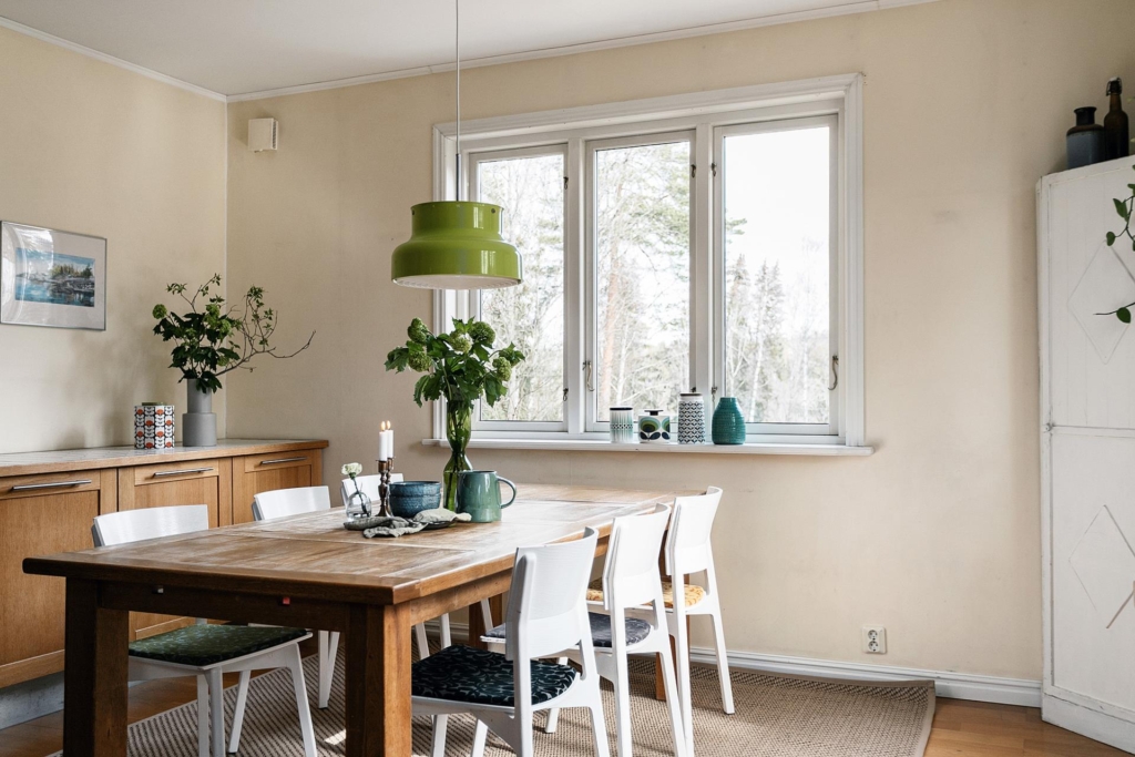 Topprenoverad funkisdröm med 7 rum och skogsnära läge.