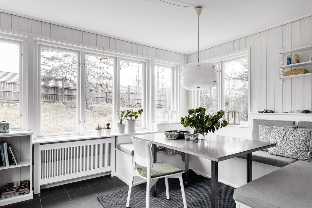 Topprenoverad funkisdröm med 7 rum och skogsnära läge.