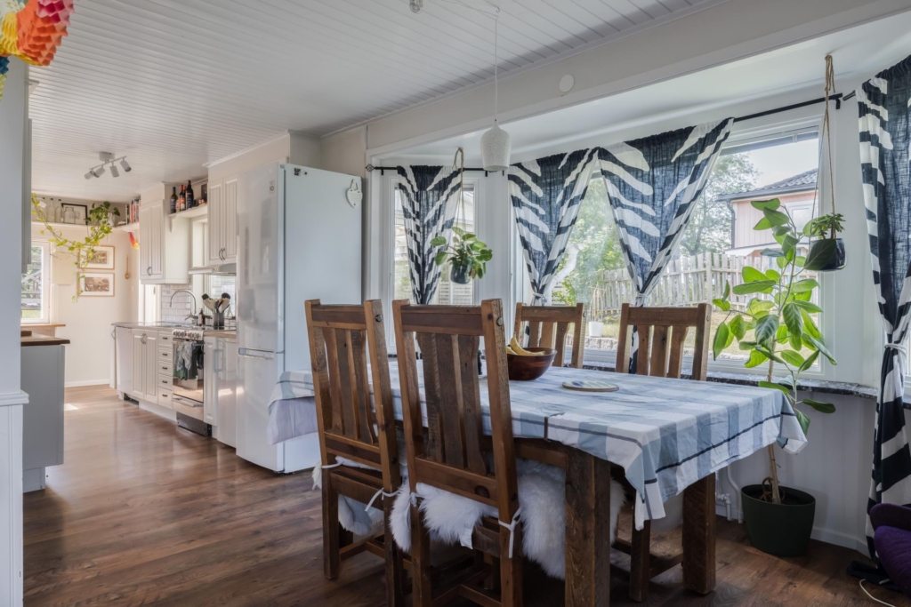 Högt belägen med fantastisk utsikt och fristående garage