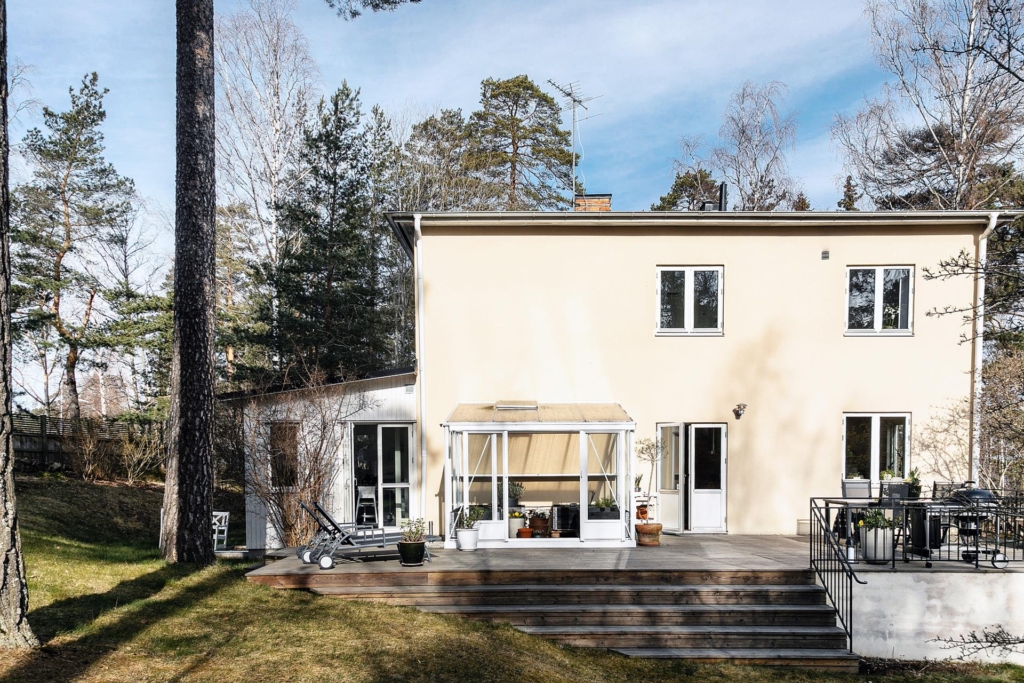 Topprenoverad funkisdröm med 7 rum och skogsnära läge.