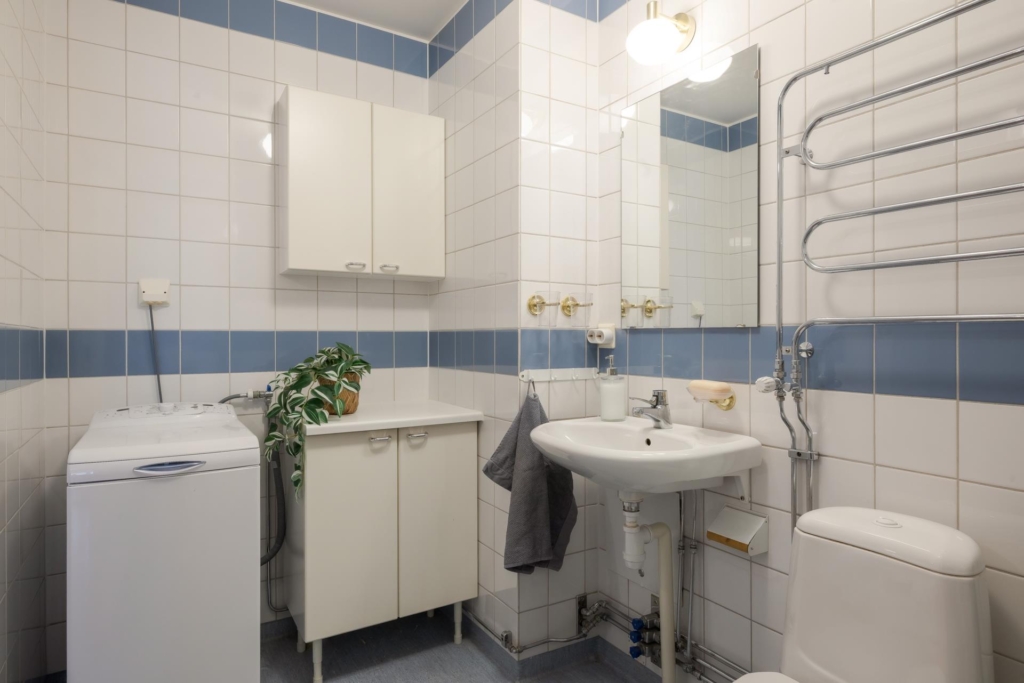 Högt läge med stor, solig terrass och härlig sjöutsikt!