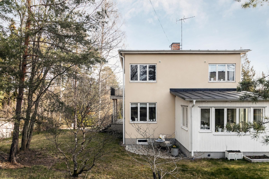 Topprenoverad funkisdröm med 7 rum och skogsnära läge.