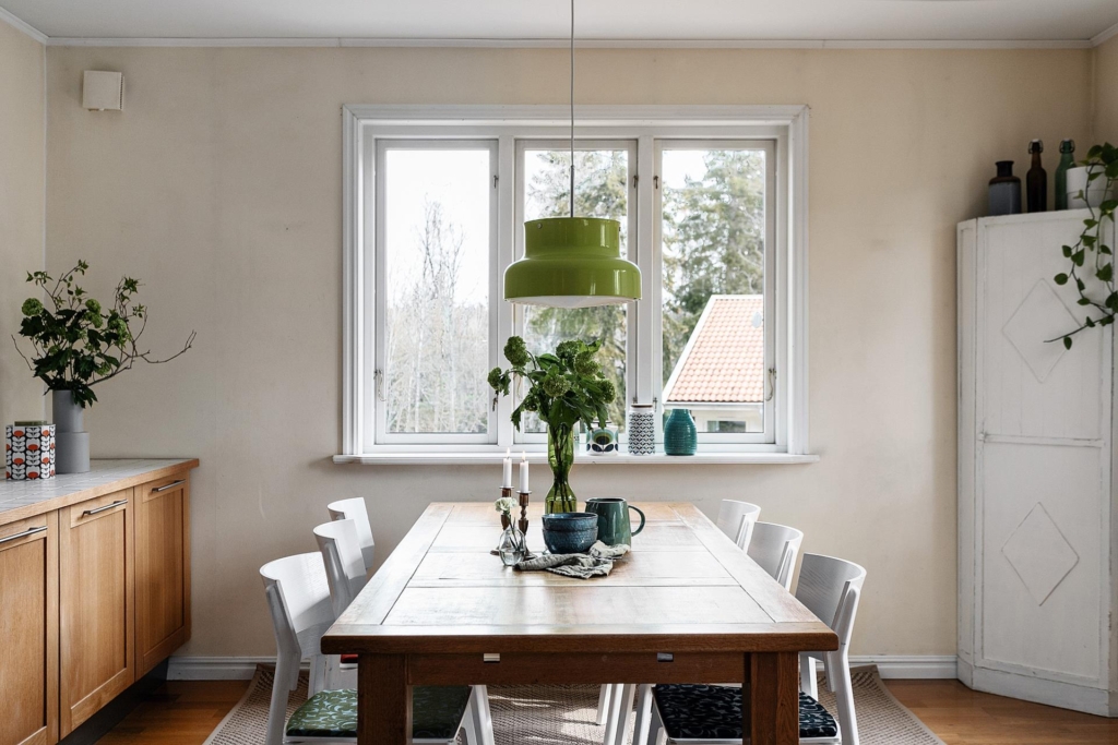 Topprenoverad funkisdröm med 7 rum och skogsnära läge.