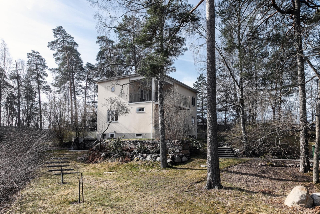 Topprenoverad funkisdröm med 7 rum och skogsnära läge.