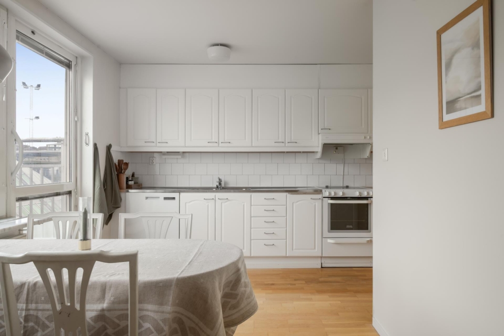 Högt läge med stor, solig terrass och härlig sjöutsikt!