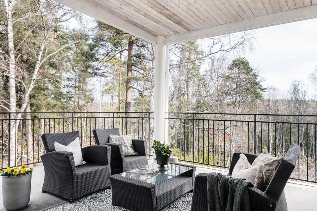 Topprenoverad funkisdröm med 7 rum och skogsnära läge.