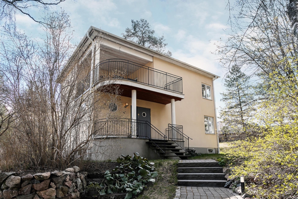 Topprenoverad funkisdröm med 7 rum och skogsnära läge.