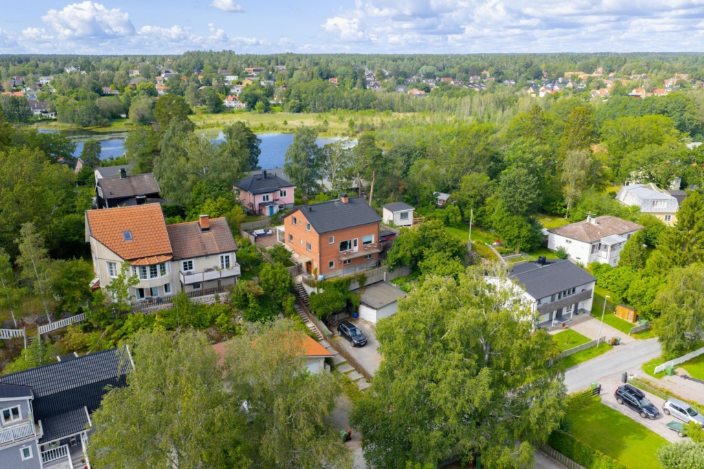 Högt belägen med fantastisk utsikt och fristående garage