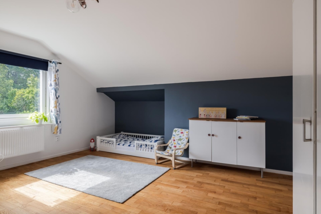 Högt belägen med fantastisk utsikt och fristående garage