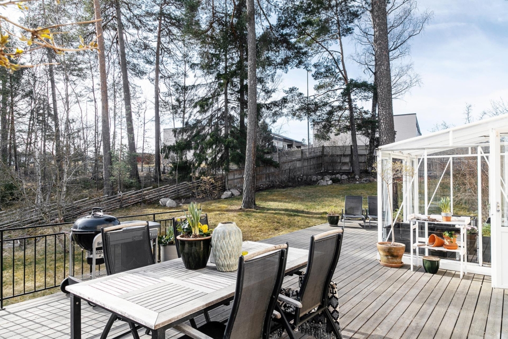 Topprenoverad funkisdröm med 7 rum och skogsnära läge.