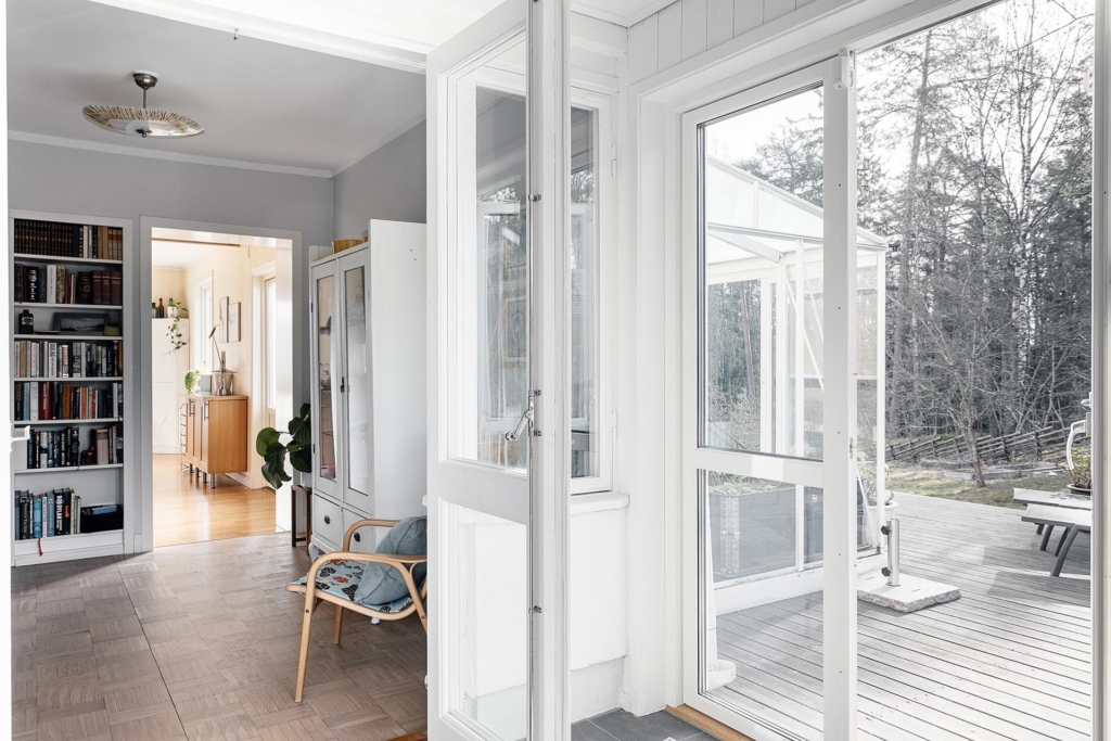 Topprenoverad funkisdröm med 7 rum och skogsnära läge.