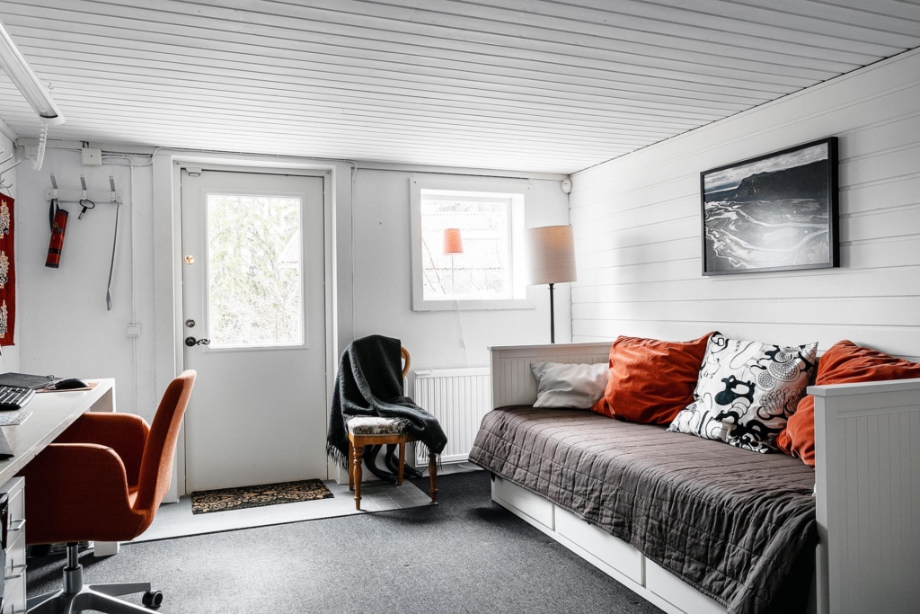 Topprenoverad funkisdröm med 7 rum och skogsnära läge.