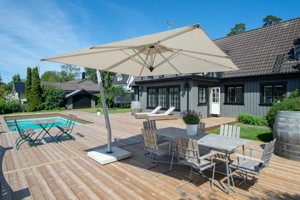 Rustik, välrenoverad villa 7 rum och enormt pooldäck!