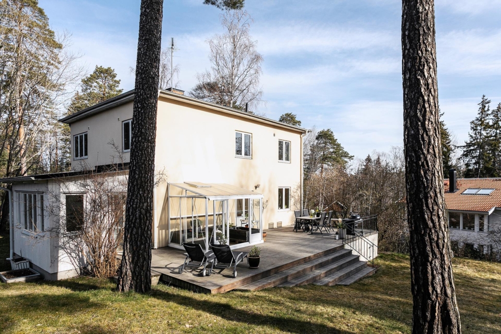 Topprenoverad funkisdröm med 7 rum och skogsnära läge.