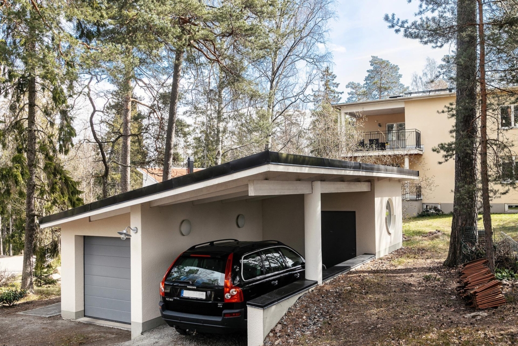 Topprenoverad funkisdröm med 7 rum och skogsnära läge.