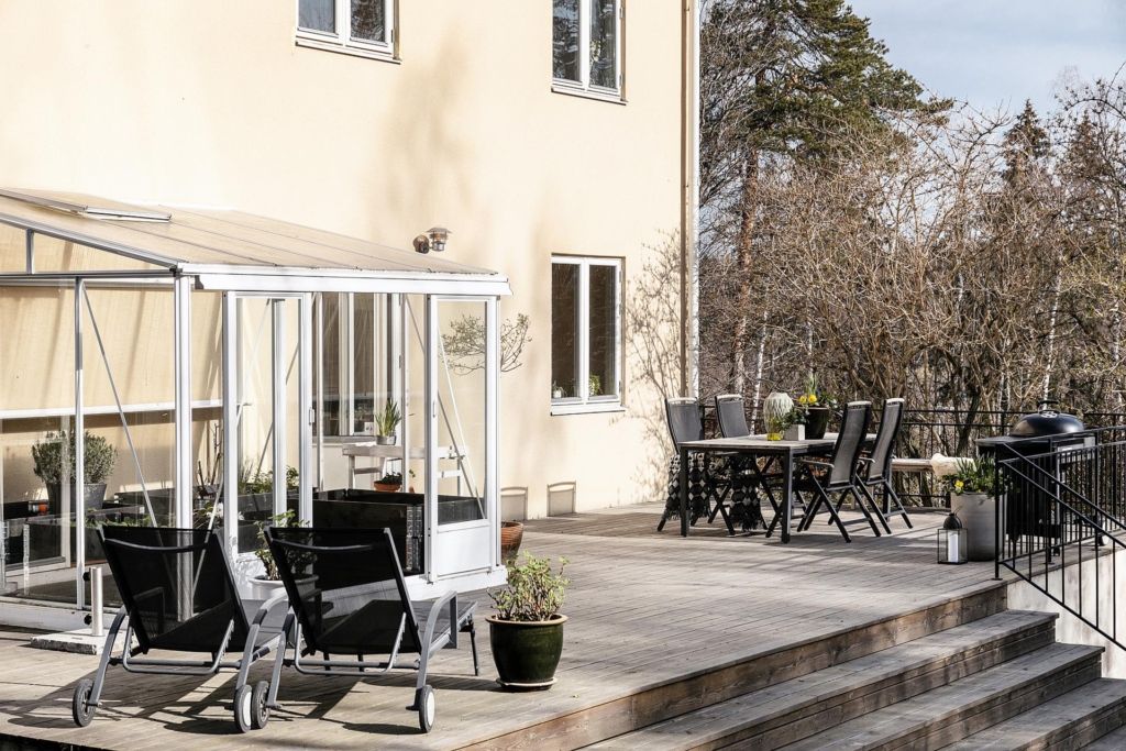 Topprenoverad funkisdröm med 7 rum och skogsnära läge.