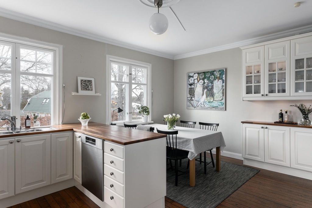 Enastående 20-talspärla med 9 rum och önskeläge!