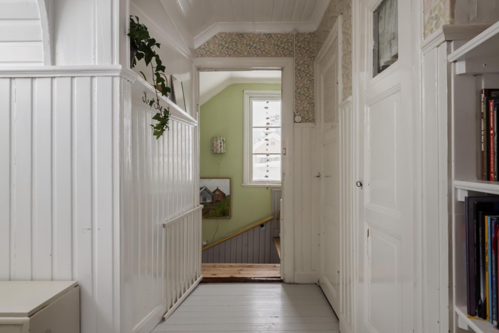 Charmig 20-talsvilla med tilltalande trädgård. Smakfullt kök och badrum. Fungerande kakelugn.