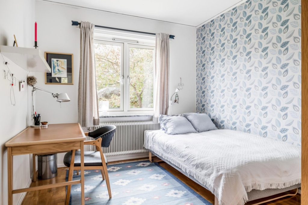 Välkommen till en rymlig villa med 1 400 kvm trädgårdstomt ett stenkast från Edsviken!