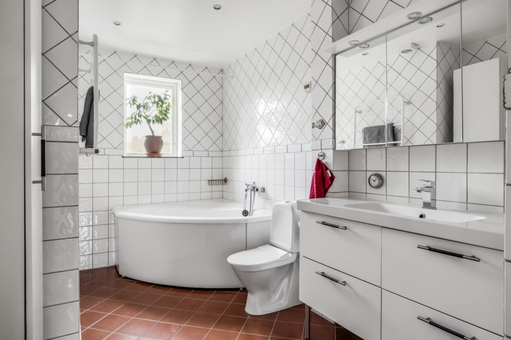 Välkommen till en rymlig villa med 1 400 kvm trädgårdstomt ett stenkast från Edsviken!