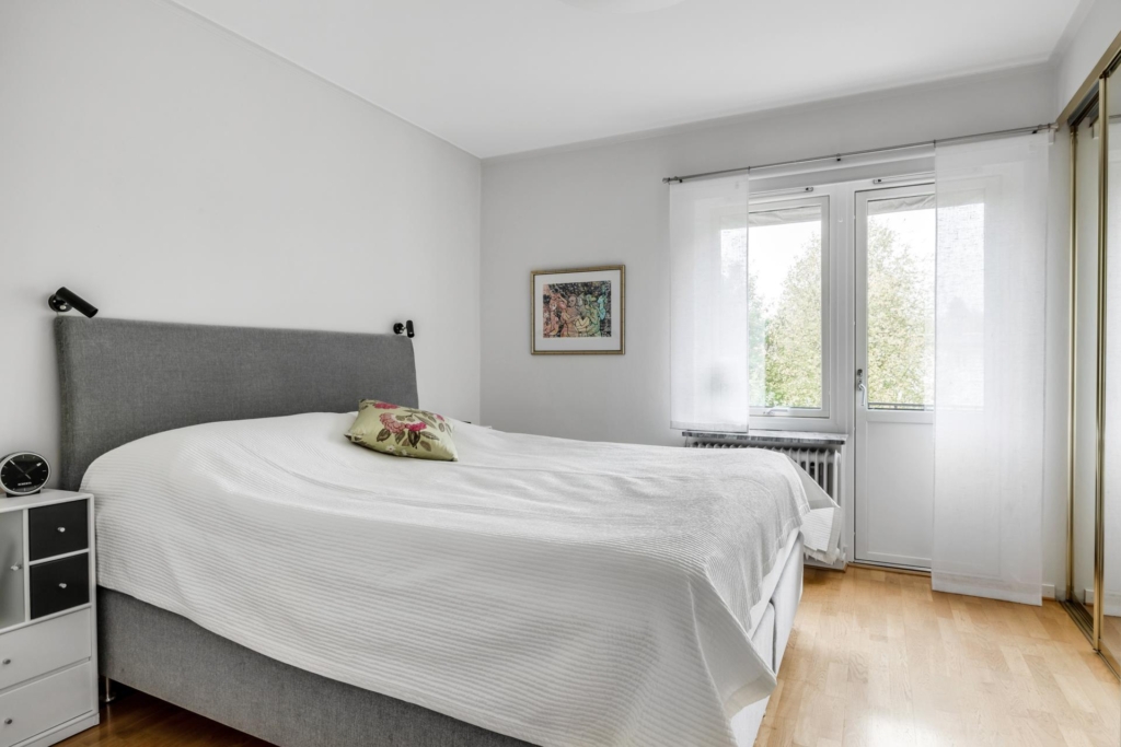 Välkommen till en rymlig villa med 1 400 kvm trädgårdstomt ett stenkast från Edsviken!