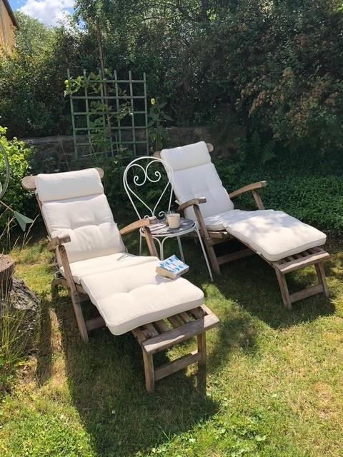 Charmig 20-talsvilla med tilltalande trädgård. Smakfullt kök och badrum. Fungerande kakelugn.