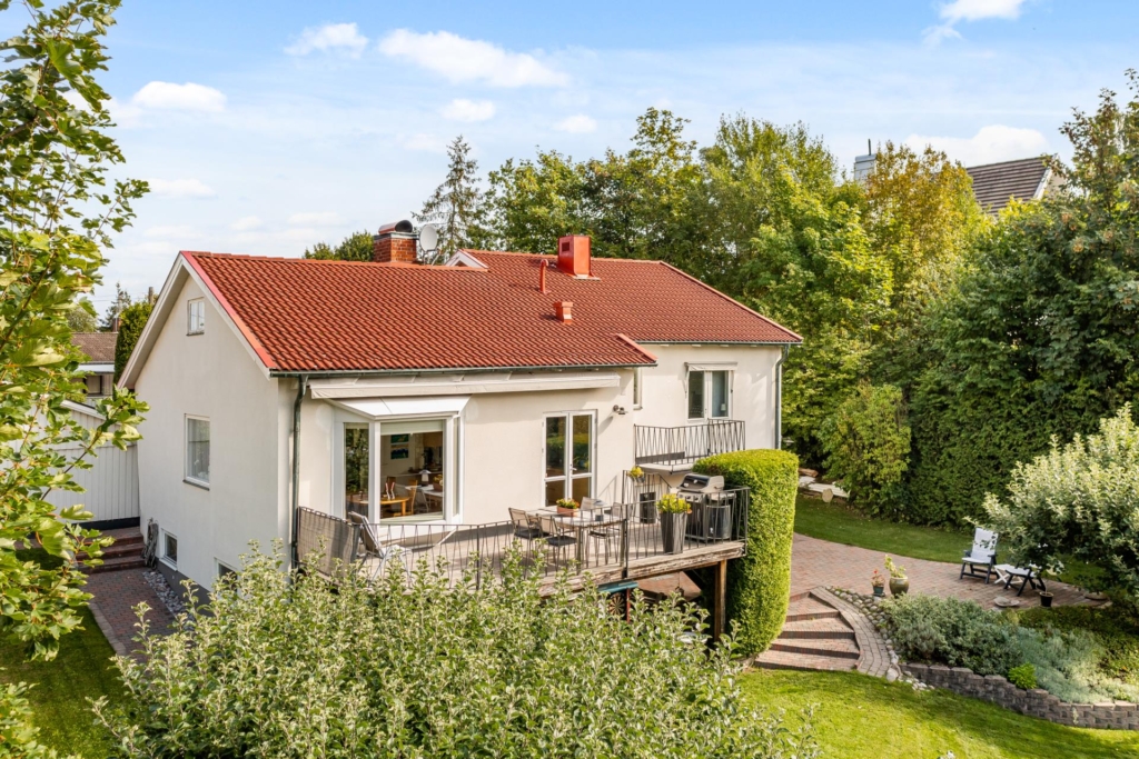 Välkommen till en rymlig villa med 1 400 kvm trädgårdstomt ett stenkast från Edsviken!