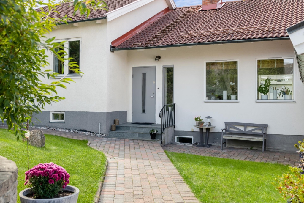 Välkommen till en rymlig villa med 1 400 kvm trädgårdstomt ett stenkast från Edsviken!