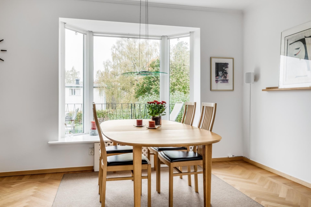 Välkommen till en rymlig villa med 1 400 kvm trädgårdstomt ett stenkast från Edsviken!