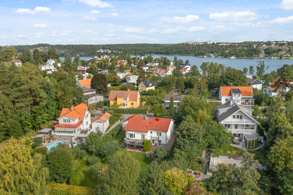 Välkommen till en rymlig villa med 1 400 kvm trädgårdstomt ett stenkast från Edsviken!
