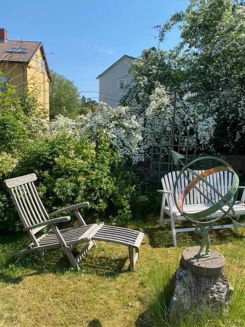 Charmig 20-talsvilla med tilltalande trädgård. Smakfullt kök och badrum. Fungerande kakelugn.