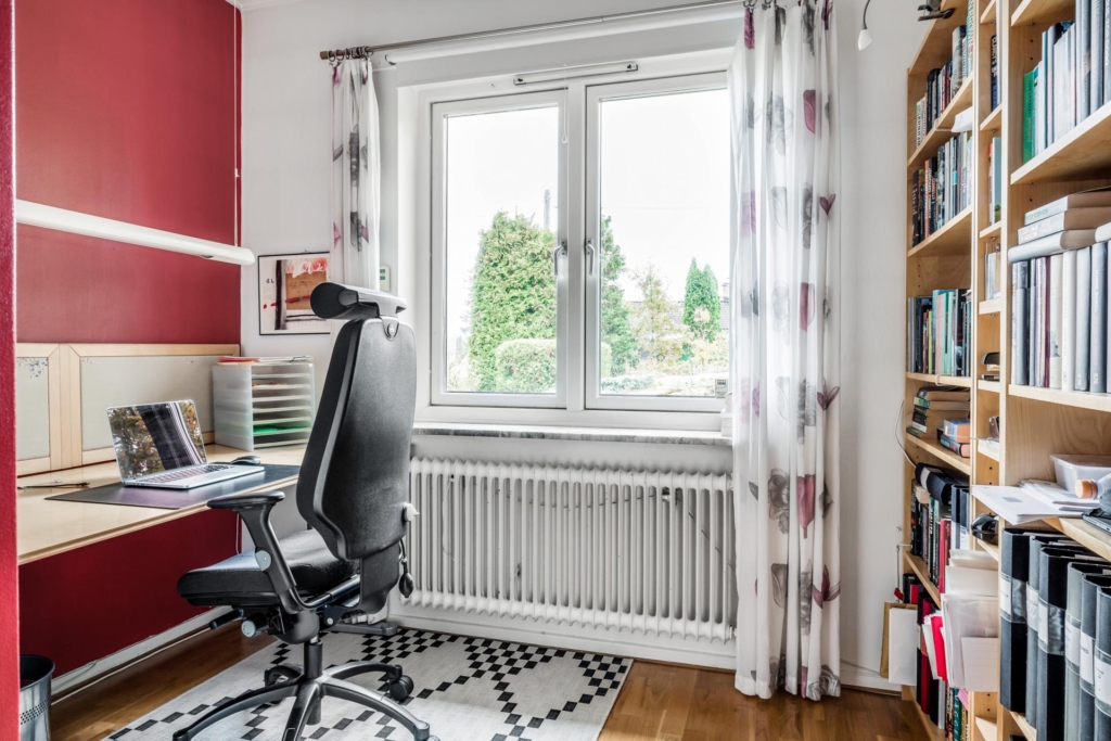 Välkommen till en rymlig villa med 1 400 kvm trädgårdstomt ett stenkast från Edsviken!