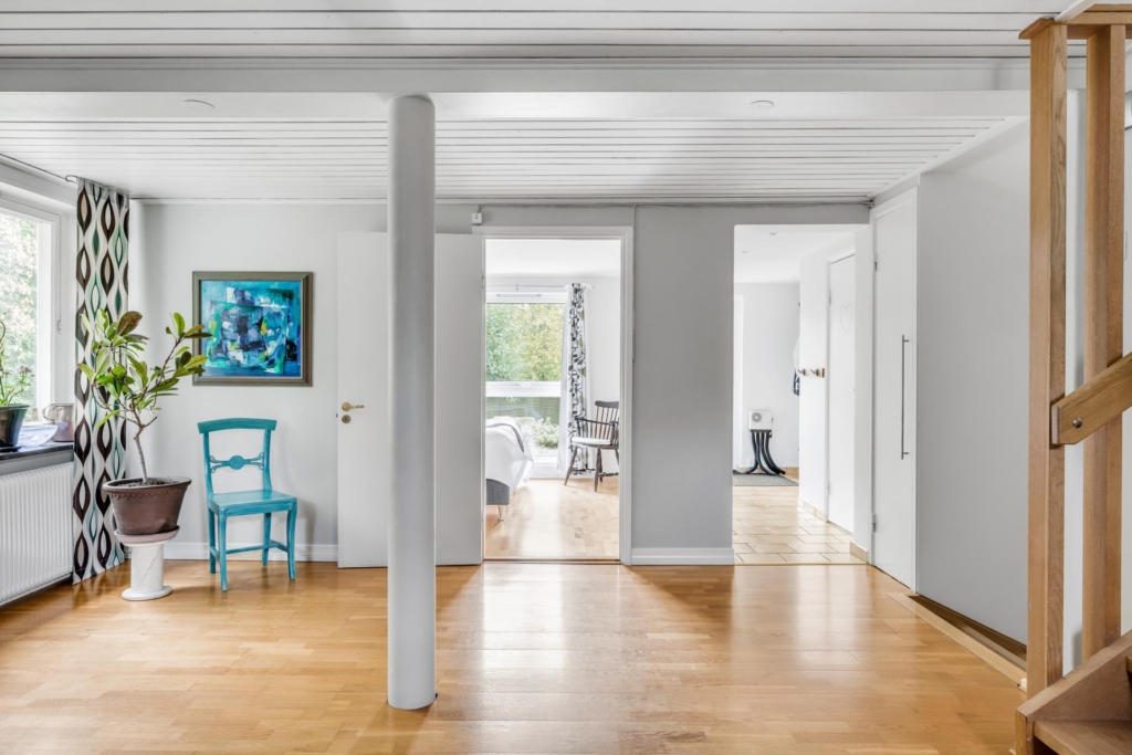 Välkommen till en rymlig villa med 1 400 kvm trädgårdstomt ett stenkast från Edsviken!
